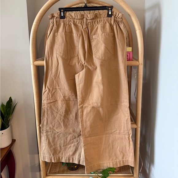 khaki elastic waist pants with wide leg cropped - Picture 3 of 4
